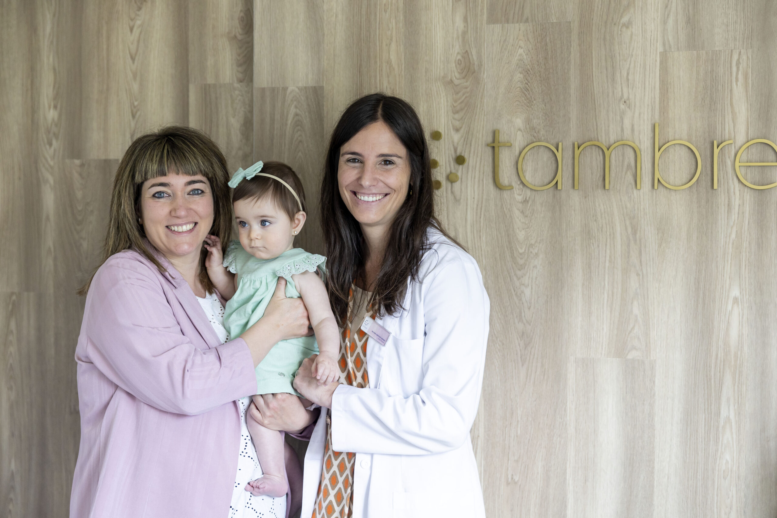 La doctora Paloma Sánchez-Gómez junto a su paciente Almudena y la bebé Vega, de 8 meses.