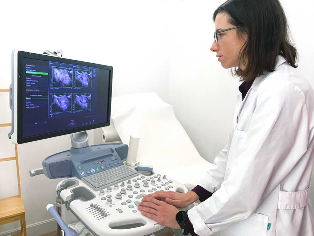 Dra Ángela Llaneza trabajando con el ecógrafo de clínica Tambre