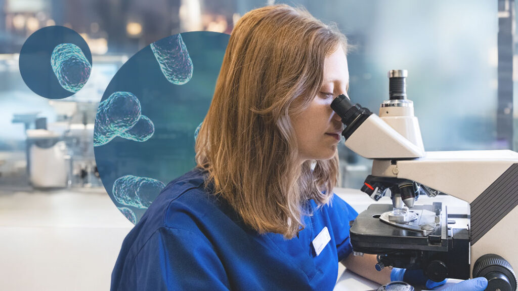 Estudio del microbioma vaginal de Tambre Una embrióloga mira por el microscopio