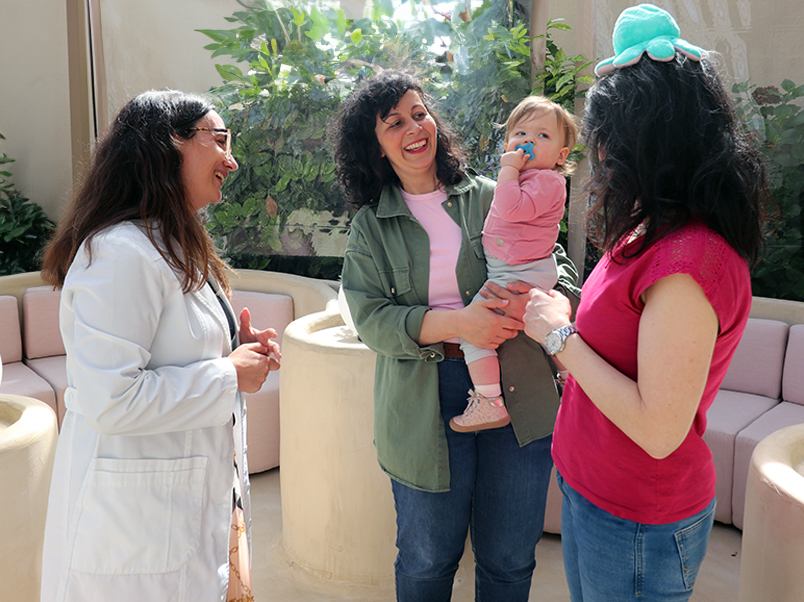 Virginia, Melinda y su hija Sofia con la directora médica de Tambre, la dra Laura García de Miguel.