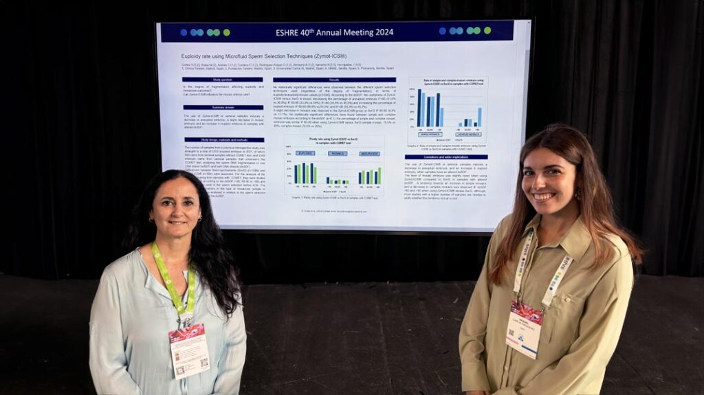 Susana Cortés, director of the Tambre laboratory, and embryologist Raquel García, next to one of the posters presented at the ESHRE. 