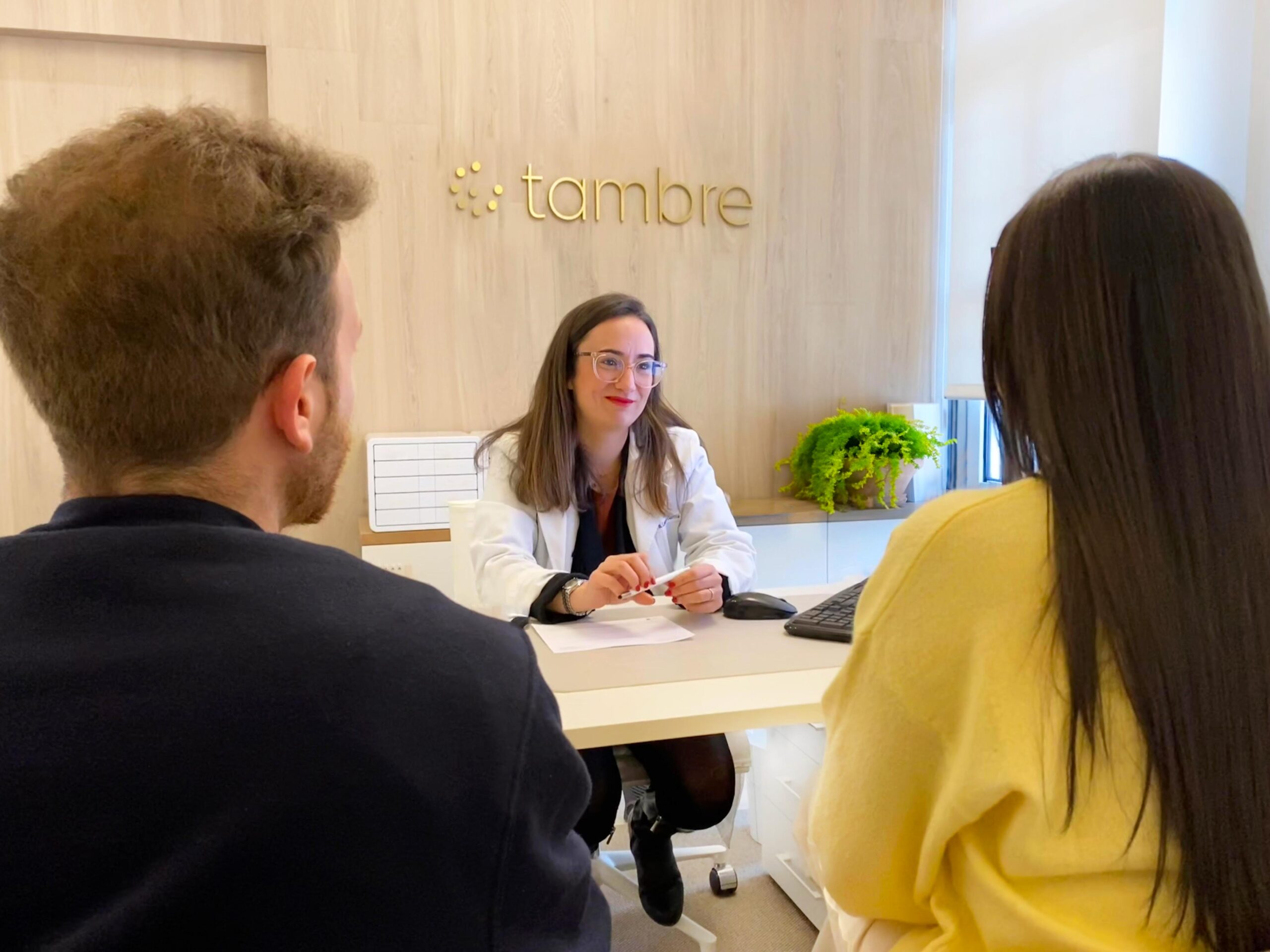 Laura dr médica Tambre avec des patients au cabinet médical