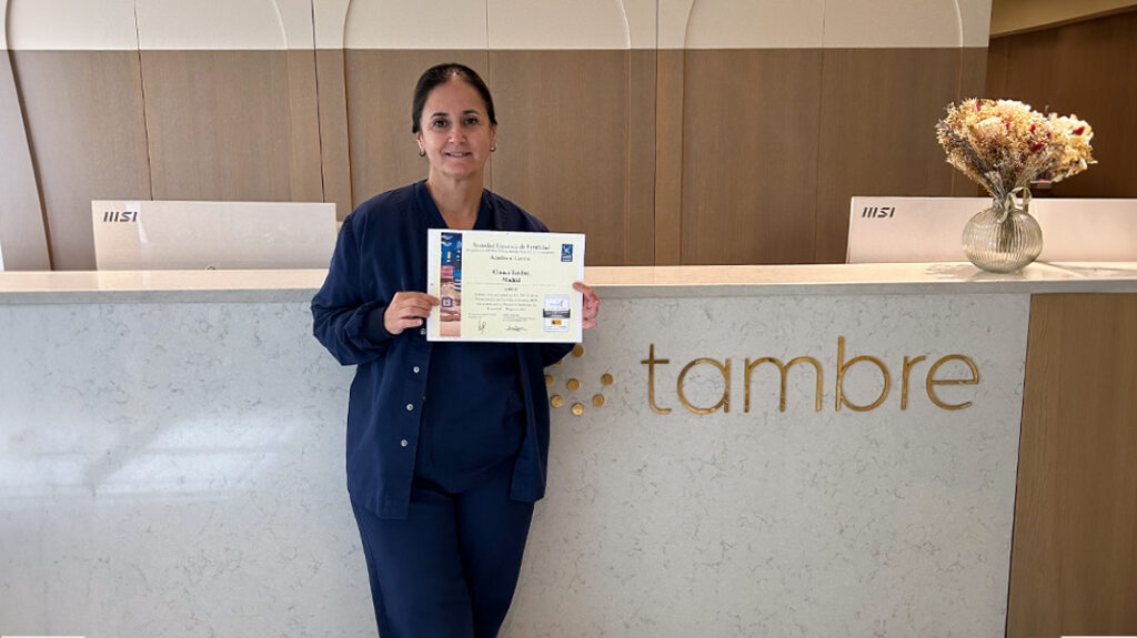 La directora de Laboratorios de Clínica Tambre, la dra Susana Cortés, con el diploma de la SEF.