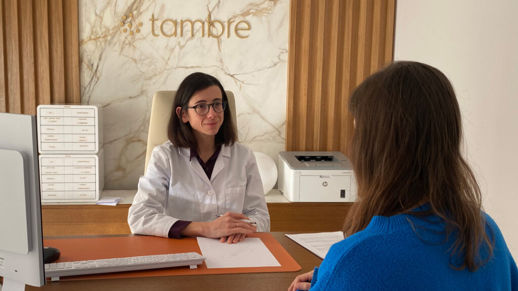 La doctora Ángela Llaneza en la consulta de Tambre con una paciente