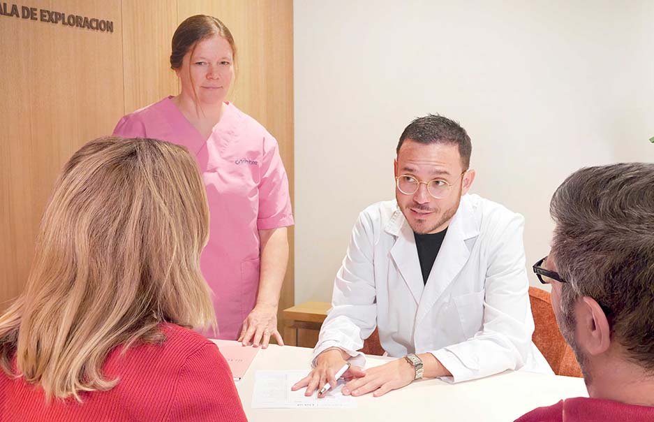 El Dr Héctor Izquierdo en consulta con dos pacientes de Clínica Tambre-Síndrome X Frágil