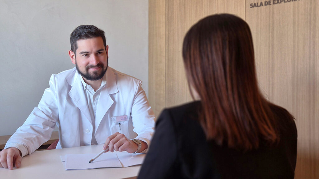 El doctor Abraham Zavala en la consulta de fertilidad de Tambre con una paciente con diabetes