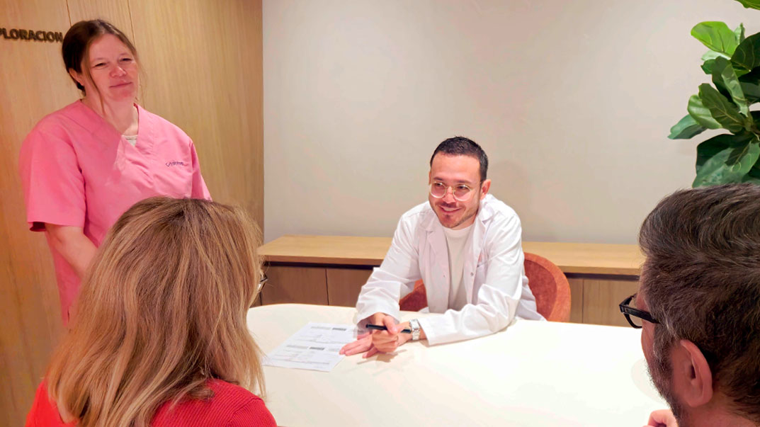 Dr. Héctor Izquierdo mit einem Patienten in der Clinica Tambre